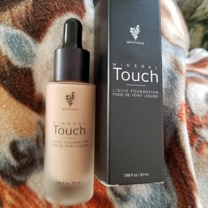 Younique Mineral Touch liquid foundation